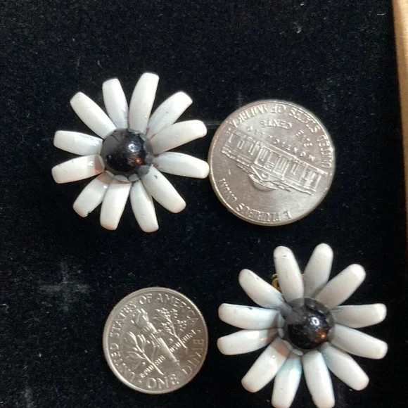 Vintage 1960’s earings/ clip on - Picture 11 of 11